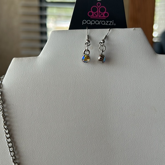 Nella iridescent short necklace - Picture 3 of 4
